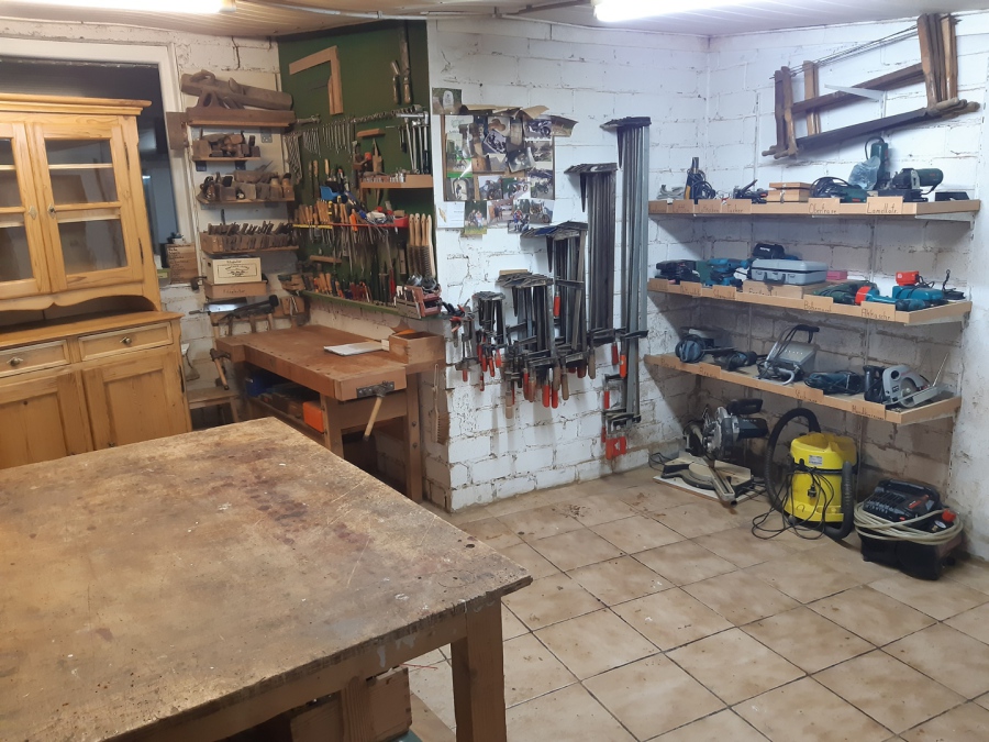 An und Verkauf antiker Möbel Werkstatt